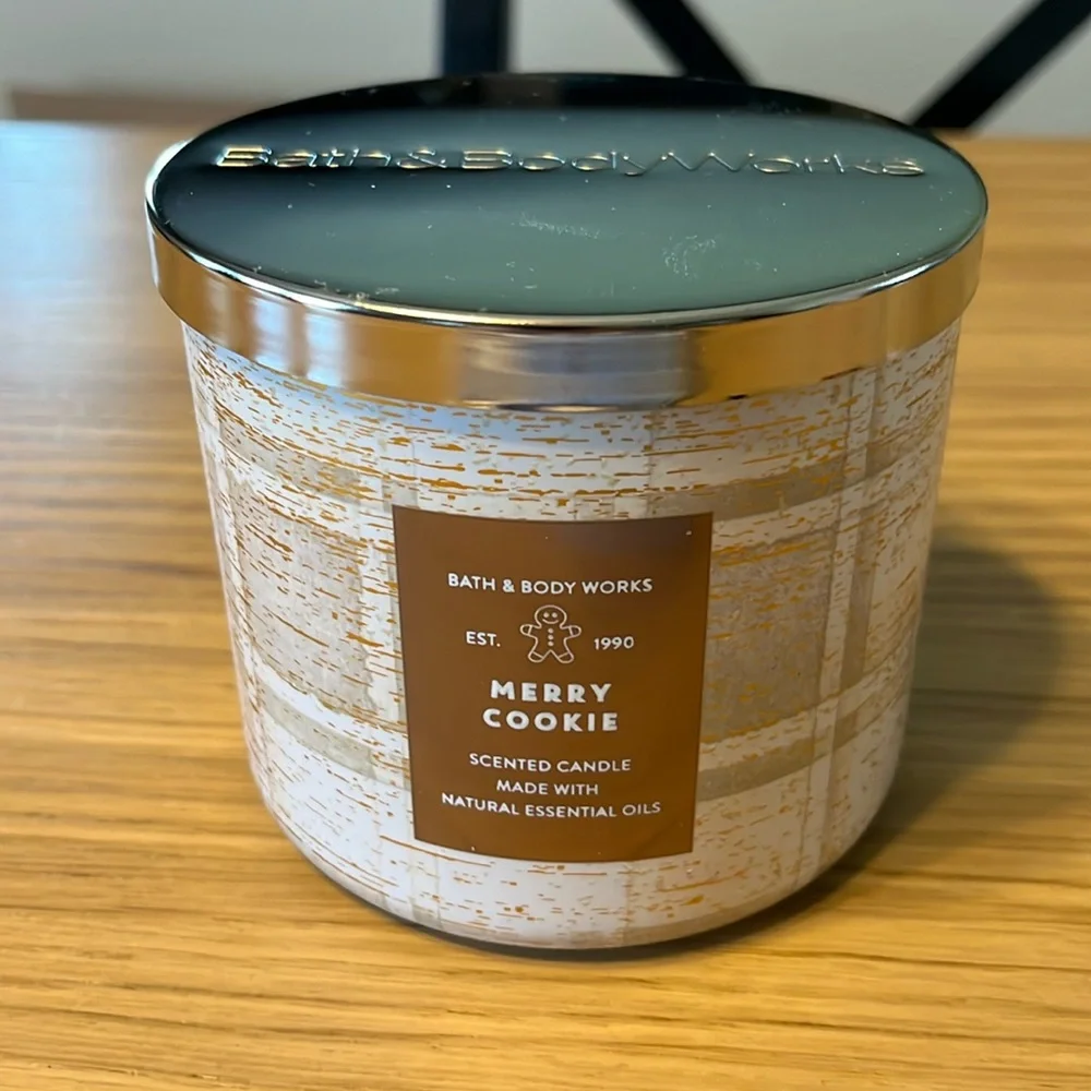 Bath & Body Works 3 Wick Candle. Merry Cookie.